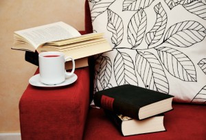 Sofa mit Büchern und Tee